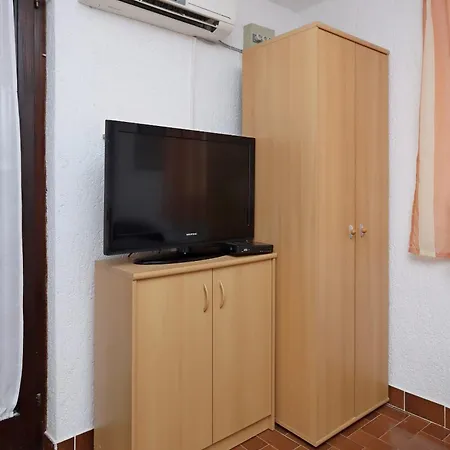 Apartments With A Parking Space Kornic, Krk - 415 Apartment Kornic